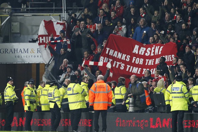 
CĐV Arsenal kêu gọi Wenger rời ghế.
