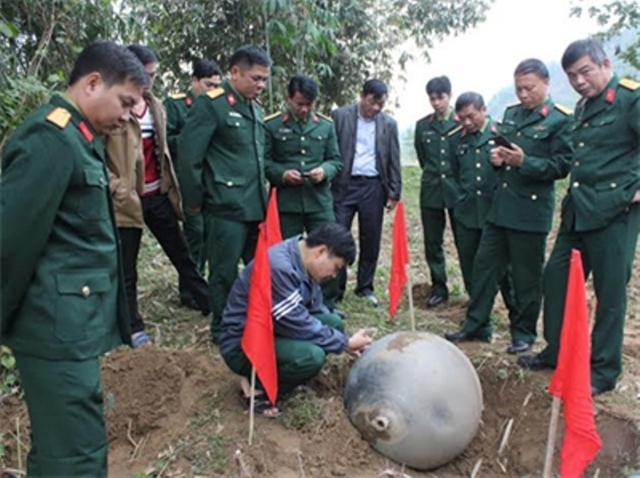 Các lực lượng chức năng đang kiểm tra tại hiện trường.