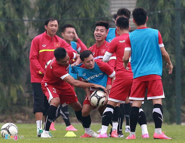 
ĐT Việt Nam chơi đùa rất vui vẻ với trái bóng ngay trước thềm trận chiến.
