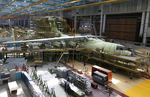 
Máy bay vận tải quân sự Ilyushin IL-76MD-90A được lắp ráp tại nhà máy Aviastar-SP của Tập đoàn UAC 

