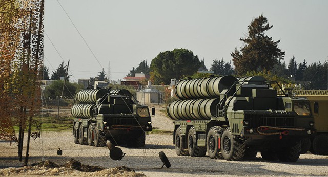 
Hệ thống phòng không S-400 trực chiến tại Latakia.
