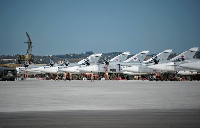 
Máy bay ném bom Su-24 tại căn cứ không quân Hmeymim, Syria.
