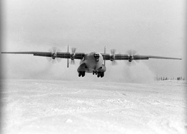 
Một chiếc An-22 chuẩn bị hạ cánh xuống Bắc Cực.
