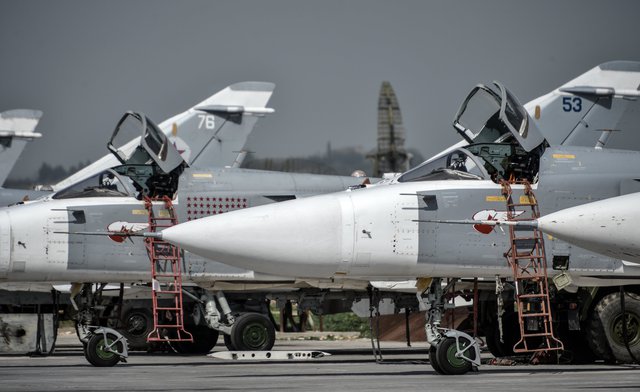 
Su-24 tại căn cứ Hmeymim.
