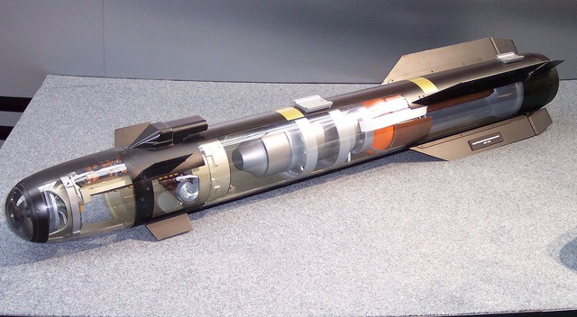 
Tên lửa Hellfire có thể được trang bị trên trực thăng tấn công Apache hoặc máy bay không người lái Predator.
