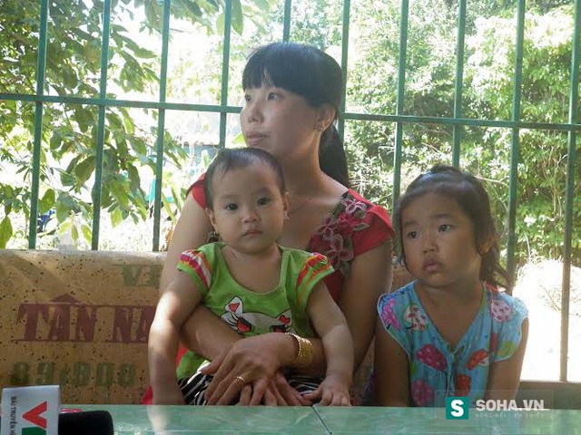 
Chị Lưu Kim Hạnh và hai con nhỏ vừa từ bệnh viện trở về do ngộ độc khí
