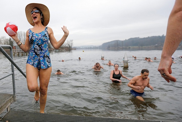 Mọi người tắm dưới trời lạnh 4 độ C tại hồ Moossee ở Moosseedorf, Thụy Sĩ.