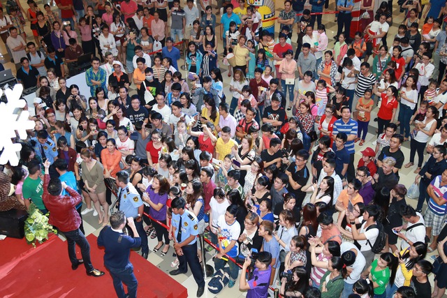 
Chiều 03/01, hàng trăm khán giả hâm mộ đã tập trung tại 1 trung tâm thương mại ở TP. HCM để dự buổi họp fan, mừng sinh nhật Dương Triệu Vũ.
