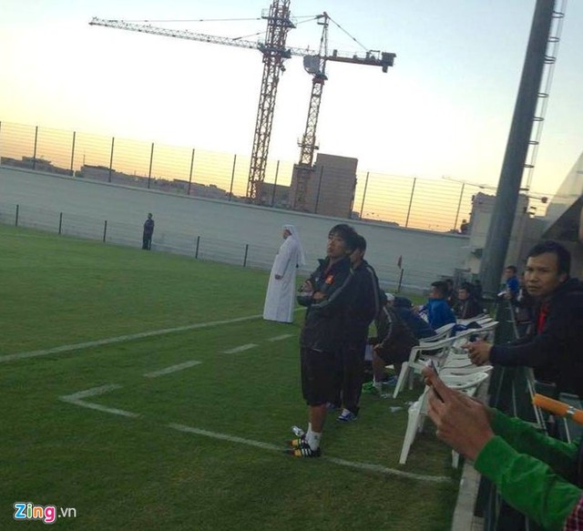 
HLV Miura cố gắng chỉ đạo học trò phòng ngự chặt trước U23 Yemen nhưng cuối cùng lại thủng lưới 2 bàn vì các sai lầm cá nhân (Ảnh: Zing.vn).
