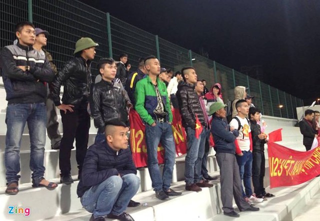 
Có khoảng 50 CĐV Việt Nam đến sân cổ vũ U23 của ông Miura (Ảnh: Zing.vn).
