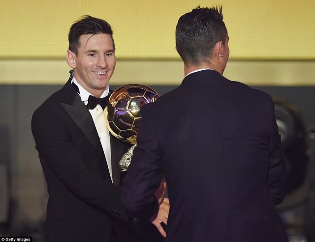 
Ronaldo lên chúc mừng Messi đoạt QBV FIFA 2015.
