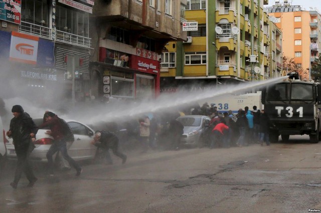 Cảnh sát chống bạo động sử dụng vòi rồng phun nước để giải tán người biểu tình ở thành phố Diyarbakir, Thổ Nhĩ Kỳ.