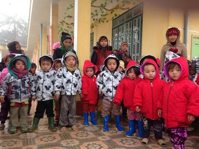 Trẻ em trường mầm non Dền Thàng (Lào Cai) nhận áo ấm từ chương trình Chống rét khẩn cấp. (ảnh: facebook nhà báo Trần Đăng Tuấn)