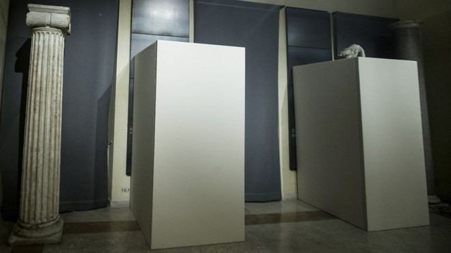 Tượng khỏa thân trong bảo tàng Capitoline được che kín bằng hộp trắng để đón Tổng thống Iran. Ảnh: AP