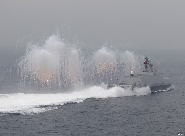 Tàu tên lửa của Hải quân Đài Loan bắn pháo sáng trong cuộc tập trận ngoài khơi cảng Kaohsiung, giáp lãnh hải của Trung Quốc đại lục.