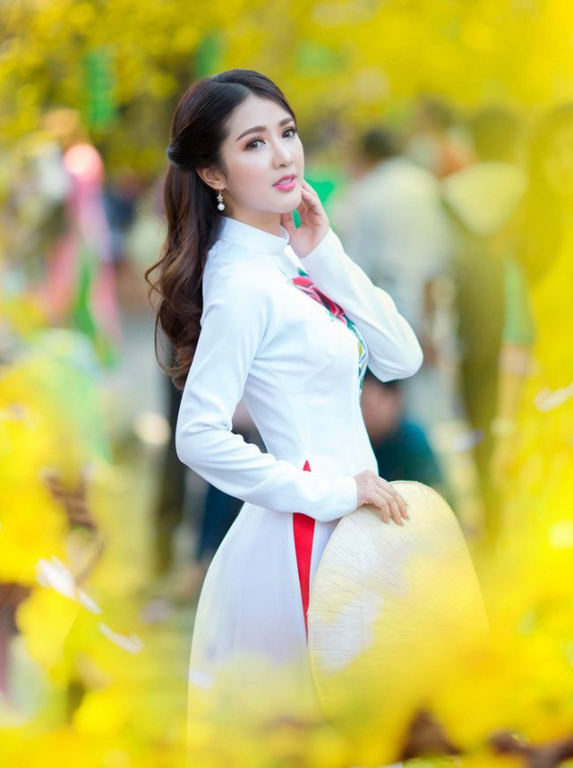 Hotgirl Linh Napie diện áo dài nổi bật du xuân trên phố Sài Gòn.