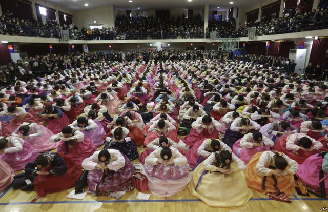 
Các nữ sinh mặc trang phục truyền thống tham dự lễ tốt nghiệp tại trường trung học Dongmyung ở thành phố Seoul, Hàn Quốc.
