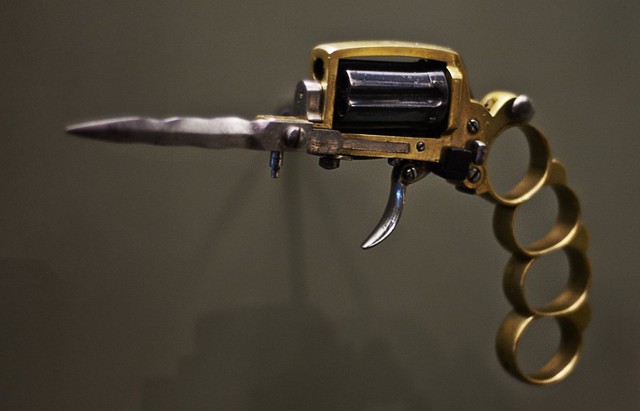 
Cuối cùng là khẩu súng phòng thân mini Apache dùng cho các quý bà ở cuối thế kỷ XIX
