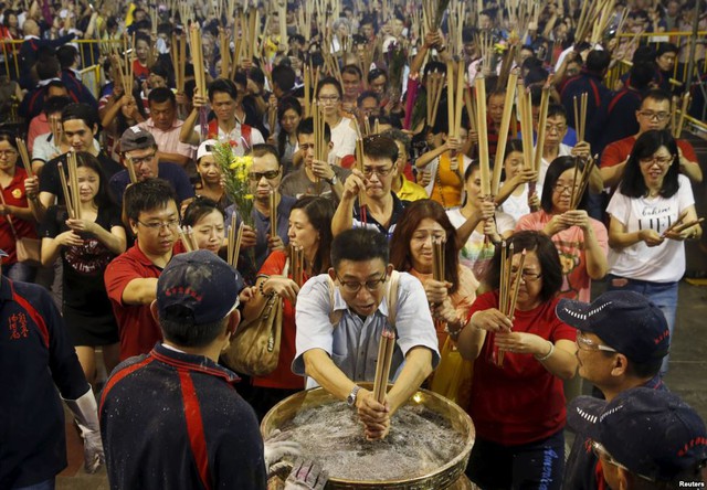 Mọi người thắp hương cầu nguyện trong dịp Tết Nguyên Đán tại ngôi chùa Kwan Im Thong Hood Cho ở Singapore.