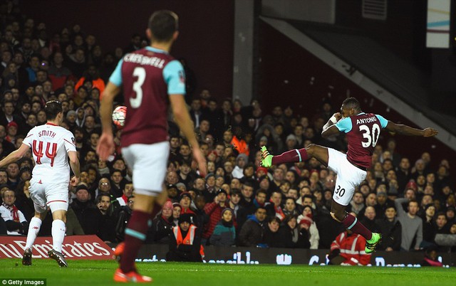 
Đêm qua gặp West Ham ở FA Cup, Liverpool thủng lưới trước tại phút 45. Michail Antonio là người mở tỷ số cho đội chủ nhà.
