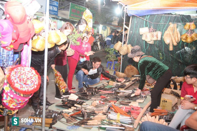 
Các dụng cụ nông nghiệp và đồ bằng sắt vô cùng phong phú đa dạng và được rất nhiều du khách chọn mua trong lễ hội năm nay.

