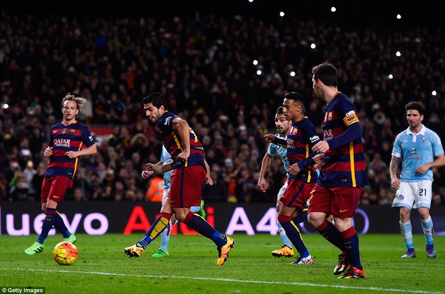 
Tình huống Messi bỏ không đá penalty mà chuyền sang ngang cho Suarez băng lên dứt điểm.
