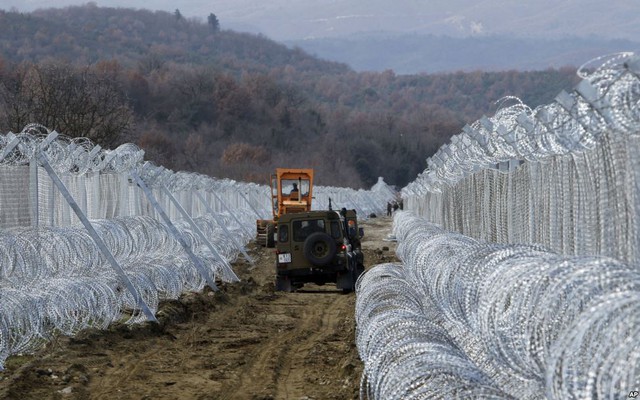 Phương tiện của quân đội Macedonia di chuyển dọc hàng rào dây thép gai tại thị trấn Gevgelija, giáp biên giới với Hi Lạp.