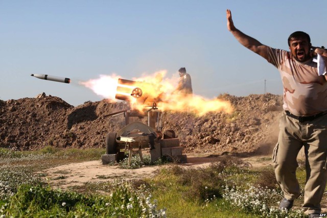 
Chiến binh của lực lượng vũ trang ủng hộ chính phủ phóng rocket nhằm vào phiến quân Nhà nước Hồi giáo (IS) ở ngoại ô thành phố Kirkuk, Iraq.
