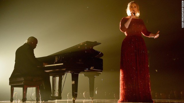 
Adele cất cao lời hát bên cây đàn piano
