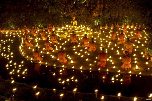 Các nhà sư cầu nguyện tại ngôi chùa Wat Pan Tao ở Chiang Mai, Thái Lan.