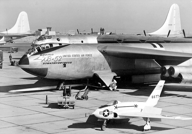 
Chiếc B-52 Stratofortress cất cánh lần đầu tiên vào ngày 15/4/1952, tức là hơn 63 năm trước. Trong ảnh: Nguyên mẫu XB-52.
