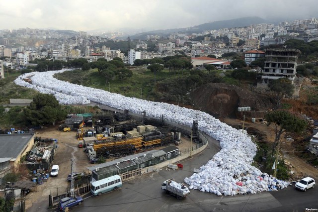 Những túi đựng rác được xếp thành dãy dài dọc một con đường ở thành phố Beirut, Li Băng.