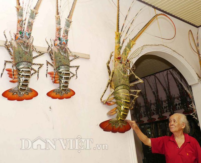 
Cụ Châu cho hay: “Để làm ra những tôm tre sinh động, ban đầu, tôi phải chịu khó quan sát con tôm hùm thật rất kỹ. Sau đó, còn mua vỏ tôm về để xem cấu tạo nó ra sao và đối chiếu với sản phẩm mình làm ra. Phải mất hàng chục năm mới có thể hoàn thiện được con tôm tre như bây giờ”.
