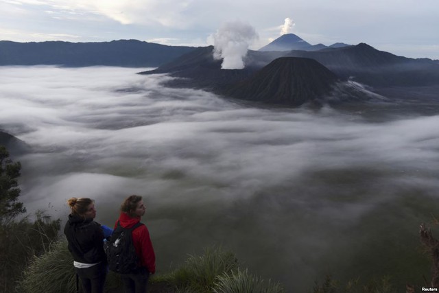 Du khách chiêm ngưỡng núi lửa Bromo từ trên đỉnh ngọn núi Penanjakan ở Probolinggo, Indonesia.