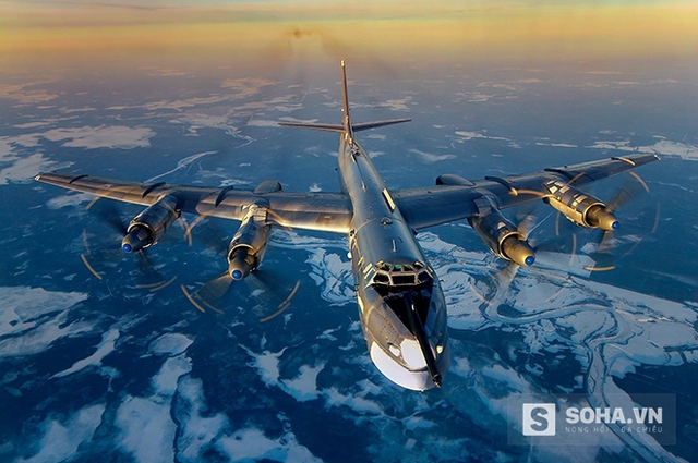 
Máy bay ném bom Tu-95 Bear.
