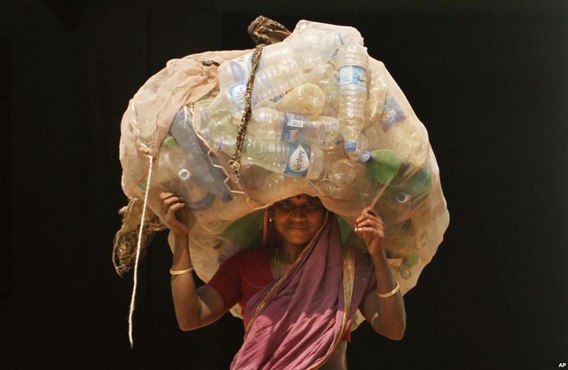 
Người phụ nữ đội chiếc túi đựng vỏ chai nhựa trên đầu để mang bán cho một nhà máy tái chế ở thành phố Bhubaneswar, Ấn Độ.
