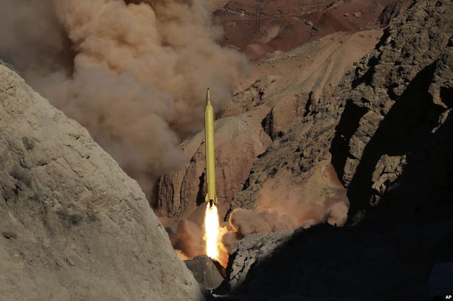 Lực lượng vệ binh cách mạng Iran phóng thử tên lửa đạn đạo Qadr H từ một địa điểm không xác định ở nước này.