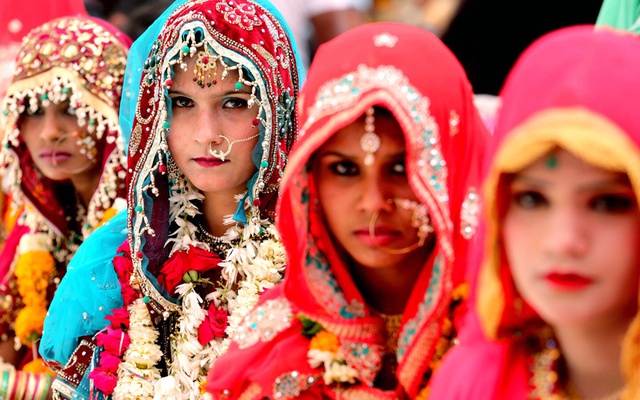 Các cô dâu chờ tham gia một lễ cưới tập thể được tổ chức ở thành phố Bhopal, Ấn Độ.