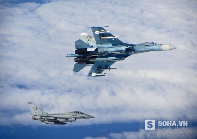 
Tiêm kích Su-27 của Không quân Nga cùng chiếc Typhoon của Không quân Hoàng gia Anh trong cuộc chạm trán vào ngày 14-06-2014.

Có thể thấy rằng chiếc Su-27 này dùng màu sơn nguyên bản từ thời Liên Xô với màu xanh da trời trên toàn bộ khung thân máy bay.
