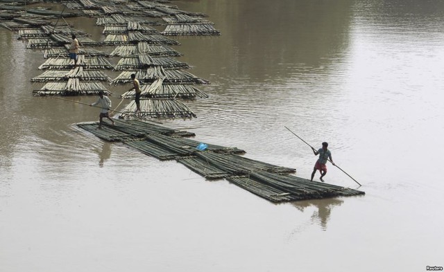 
Những bè tre được vận chuyển xuống theo dòng sông Howrah gần ngôi làng Chakmaghat ở bang Tripura, Ấn Độ.
