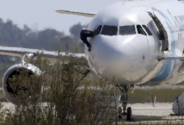 Người đàn ông trèo khỏi cửa sổ buồng lái chiếc máy bay Airbus A320 của hãng hàng không Egyptair bị không tặc khống chế tại sân bay Larnaca, Cộng hòa Síp.