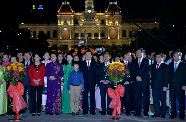 
Đến dự khai mạc đường hoa năm nay có Chủ tịch nước Trương Tấn Sang, Phó chủ tịch QH Nguyễn Thị Kim Ngân, Bí thư Thành ủy TP.HCM Đinh La Thăng, Trưởng Ban Tuyên giáo TƯ Võ Văn Thưởng cùng nhiều vị lãnh đạo Trung ương và TP.HCM
