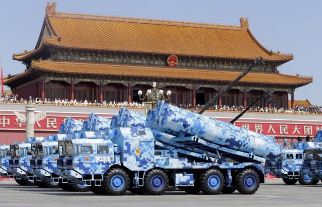 Xe quân sự của Trung Quốc chở tên lửa chống hạm đi ngang qua Thiên An Môn trong lễ duyệt binh kỷ niệm 70 năm kết thúc Thế chiến II tại Bắc Kinh hôm 3/9/2015. Ảnh: Reuters
