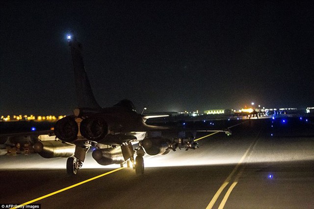 
Chiến đấu cơ Pháp xuất kích đánh IS trong đêm.
