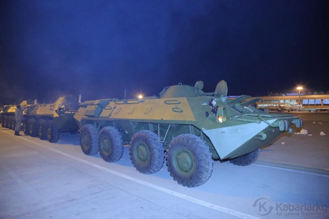 
Có tổng 8 chiếc xe bọc thép khủng BTR-70M đi ra từ máy bay vận tải An-124.
