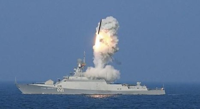 
Tàu tên lửa thuộc dự án 21631 Buyan-M (Nga) thực hành phóng tên lửa hành trình tầm xa.
