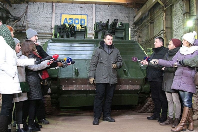 
Trung đoàn Azov (Vệ binh quốc gia) Ukraine tuyên bố vũ khí mới chế tạo là thế hệ xe tăng thông minh hiện đang trải qua hàng loạt thử nghiệm để đánh giá khả năng.
