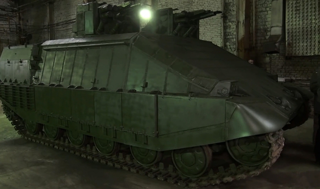 
Trong khi Ukraine đang đầy tự hào với nguyên mẫu xe tăng đầy phá cách này thì một số chuyên gia quân sự thắc mắc rằng không hiểu xe tăng này sẽ bảo vệ người vận hành nó bằng cách nào khi vỏ giáp ngoài của chúng chỉ vẻn vẹn 40 mm.
