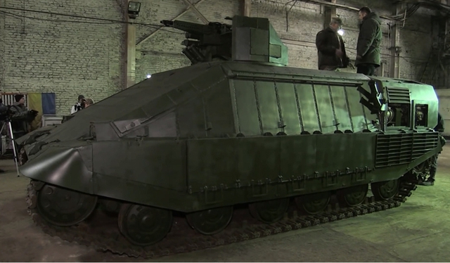 
Trong khi đó, đài RT (Nga) đã có nhận định rằng, mẫu xe tăng mới của Kiev rõ ràng thua xa dòng tăng T-14 Armata của Nga được giới thiệu nhân kỷ niệm Ngày chiến thắng tại Quảng trường Đỏ hôm 9/5/2015.
