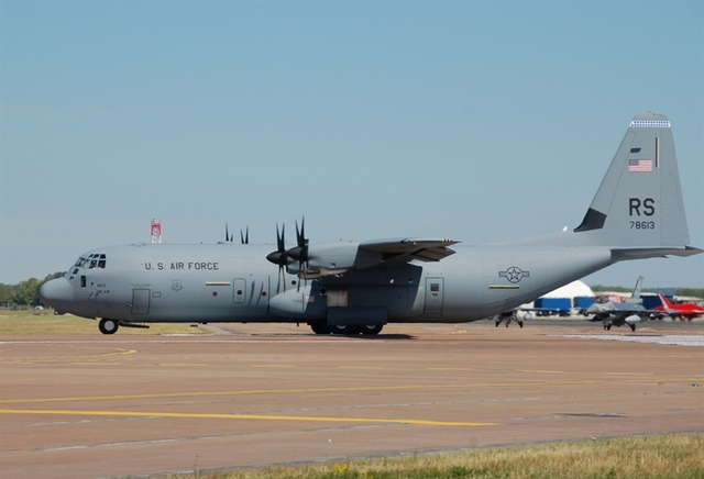 
Được biết, C-130J Super Hercules là máy bay vận tải quân sự 4 động cơ, được nâng cấp từ C-130 Hercules. Chiếc máy bay có thể chở theo được 92 người hoặc 64 lính dù. Nó đạt được vận tốc cực đại 671 km/h, tầm bay 5.250km và trần bay hơn 8.500m.
